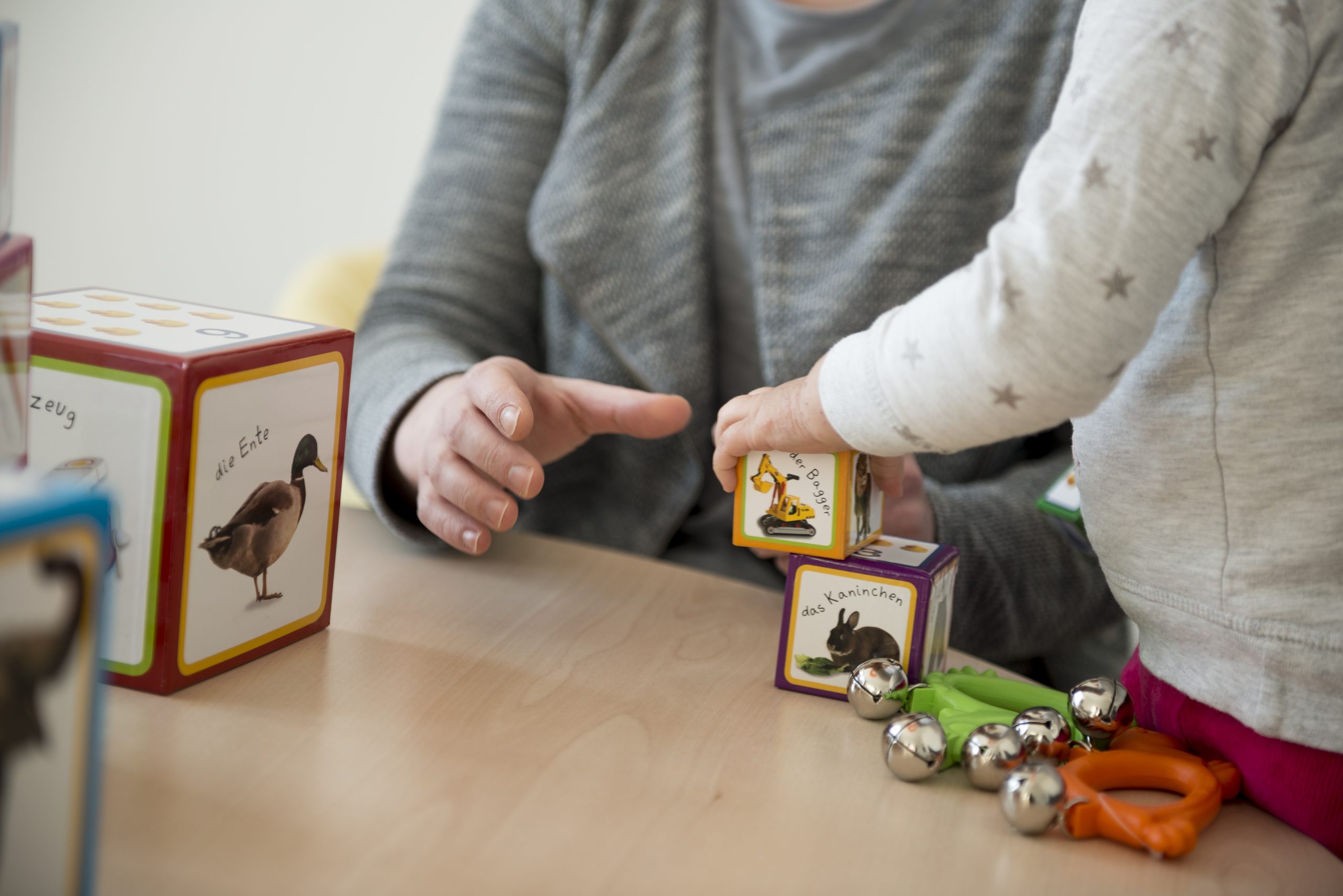 Kita Einstieg - Ein Kind spielt ein Geschicklichkeitsspiel