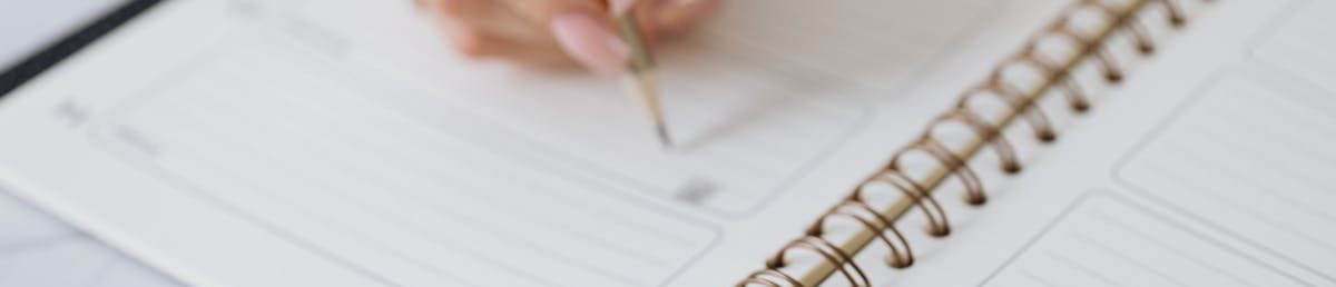 Eine Person schreibt in einen kalender